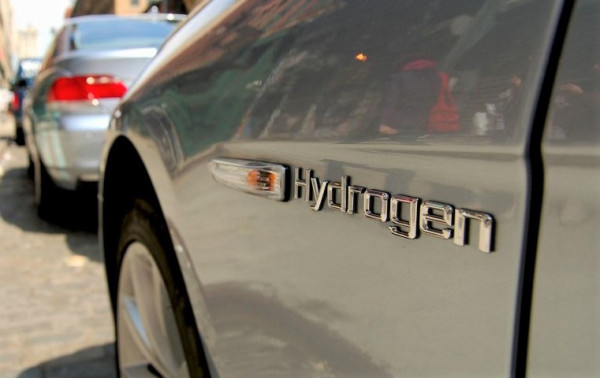 Car displaying hydrogen labelling