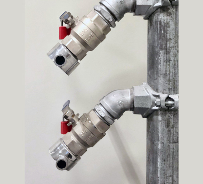 Two lockable connection valves 